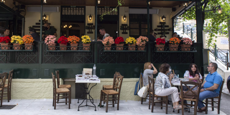 Κορονοϊός: 21 θάνατοι, 591 κρούσματα, 360 διασωληνωμένοι