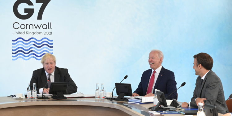 Πηγή της G7 εξαίρει τον Μπάιντεν μετά το «πλήρες χάος» του Τραμπ