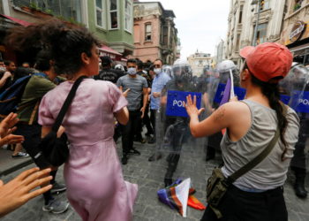 Τουρκία: Δακρυγόνα και συλλήψεις στην (απαγορευμένη) Πορεία Υπερηφάνειας στην Κωνσταντινούπολη