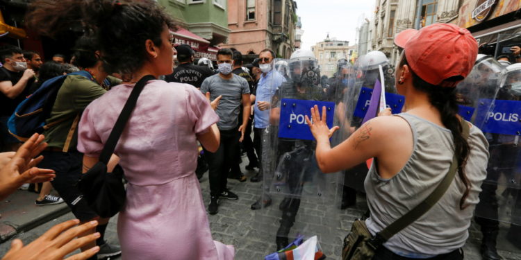 Τουρκία: Δακρυγόνα και συλλήψεις στην (απαγορευμένη) Πορεία Υπερηφάνειας στην Κωνσταντινούπολη
