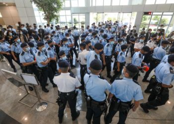 Χονγκ Κονγκ: Έφοδος αστυνομικών στα γραφεία εφημερίδας