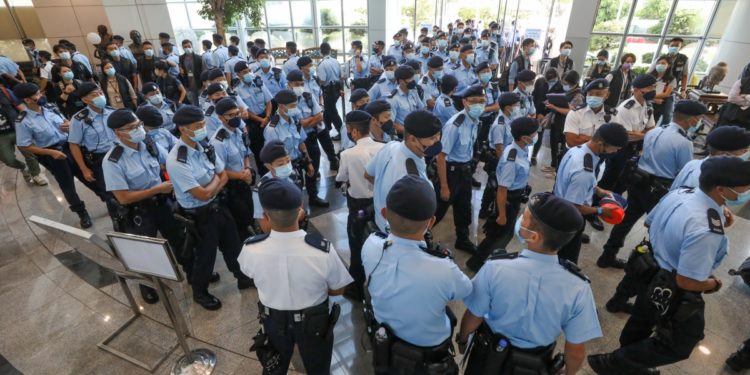 Χονγκ Κονγκ: Έφοδος αστυνομικών στα γραφεία εφημερίδας