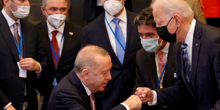 Αντιδράσεις για τον Ερντογάν που από «στρίγκλος» έγινε «αρνάκι» με τον Μπάιντεν – Ακσενέρ: «Ντροπή σου!»