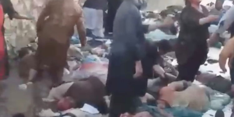 Αφγανιστάν: Πολύνεκρη επίθεση του ΙΚ στην Καμπούλ – Μπάιντεν: «Θα σας κυνηγήσουμε»