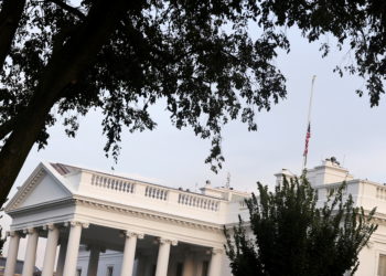 Επίθεση στην Καμπούλ: Μεσίστιες οι σημαίες στα κτίρια της ομοσπονδιακής κυβέρνησης των ΗΠΑ