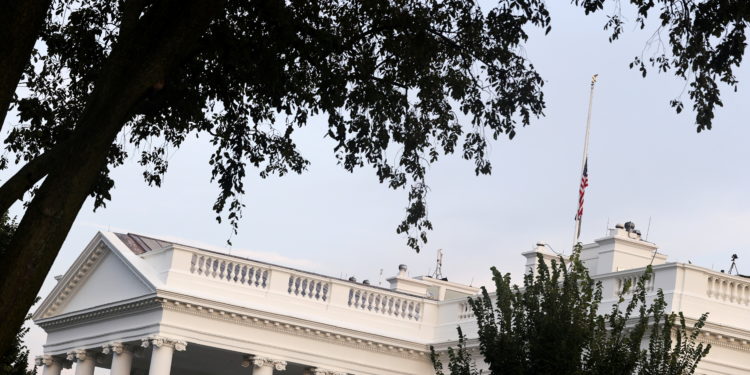 Επίθεση στην Καμπούλ: Μεσίστιες οι σημαίες στα κτίρια της ομοσπονδιακής κυβέρνησης των ΗΠΑ