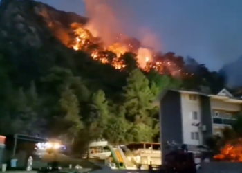 Τουρκία: 8 οι νεκροί από τις πυρκαγιές – Οι φλόγες «πολιορκούν» τουριστικά θέρετρα