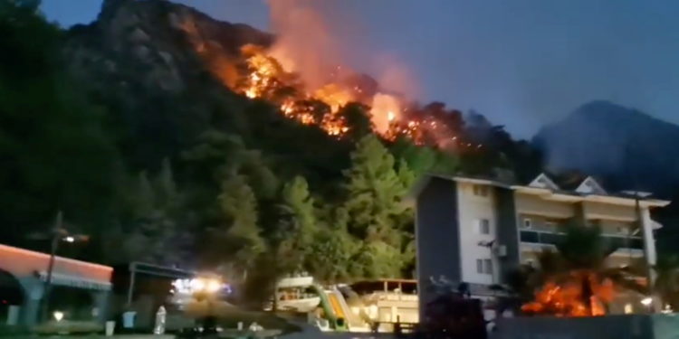 Τουρκία: 8 οι νεκροί από τις πυρκαγιές – Οι φλόγες «πολιορκούν» τουριστικά θέρετρα