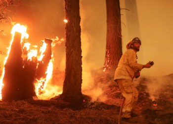 Καλιφόρνια: Η πυρκαγιά Ντίξι συνεχίζει να μετατρέπει σε στάχτη εκατοντάδες σπίτια στον διάβα της