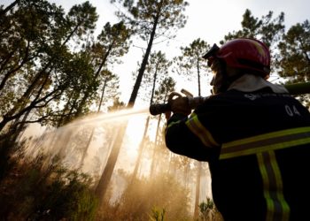 Γαλλία: Η σφοδρή πυρκαγιά που μαίνεται από την Δευτέρα στην Κυανή Ακτή «δεν έχει ακόμη οριοθετηθεί»