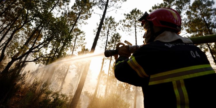 Γαλλία: Η σφοδρή πυρκαγιά που μαίνεται από την Δευτέρα στην Κυανή Ακτή «δεν έχει ακόμη οριοθετηθεί»