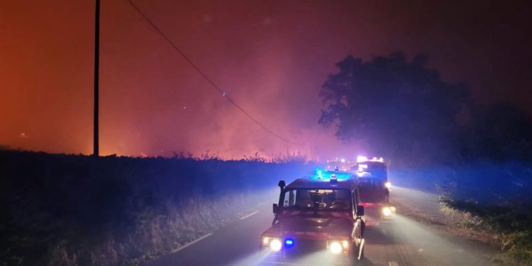 Γαλλία: Προληπτική εκκένωση χωριών και τουριστικών εγκαταστάσεων στο Σεν Τροπέ, όπου μαίνεται η μεγαλύτερη πυρκαγιά του φετινού καλοκαιριού