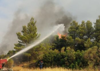 Ένοπλες Δυνάμεις: Ενισχύεται η παρουσία στα πύρινα μέτωπα – Νέες εικόνες από τις επιχειρήσεις κατάσβεσης και επιτήρησης