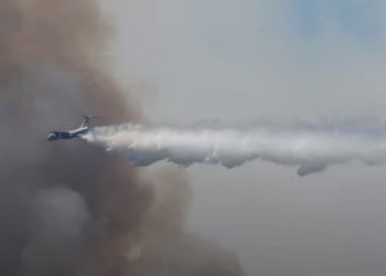 Πυρκαγιά στα Βίλια: Καρέ καρέ η επιβλητική επιχείρηση του ρωσικού Ilyushin πάνω από τις φλόγες [vid]