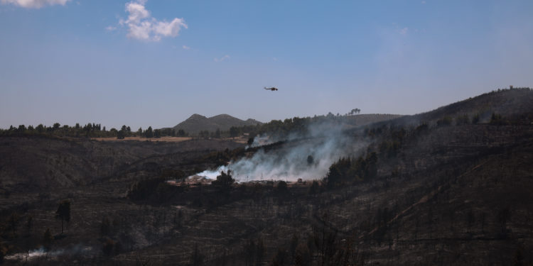 Ηλεία: Αντιμέτωποι με τις αναζωπυρώσεις – Επιχειρούν και πυροσβέστες από την Τσεχία