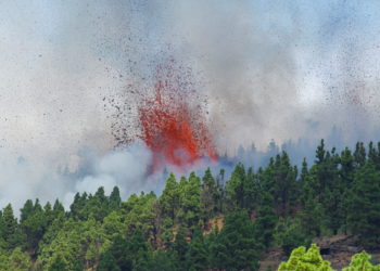 Ισπανία: Έκρηξη ηφαιστείου στη νήσο Λα Πάλμα – Κλήθηκε ο Στρατός να συνδράμει σε εκκενώσεις χωριών