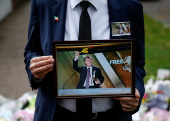 Telegraph: Τυχαία ο μαχαιροβγάλτης δολοφόνος επέλεξε τον βουλευτή Έιμες