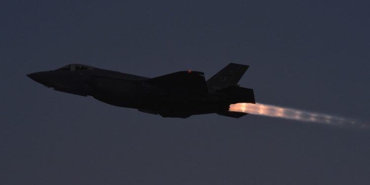 «Βόμβα» Raytheon για τα F-35: Τεράστιο πρόβλημα οι νέοι κινητήρες στην USAF