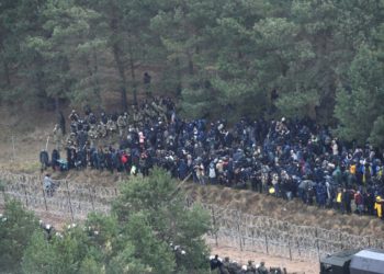 Λευκορωσία: Δεκάδες πρόσφυγες πέρασαν από τον «Έβρο» της Πολωνίας – Απόπειρα αποσταθεροποίησης της ΕΕ με «εγκέφαλο» τον Πούτιν «βλέπει» η Βαρσοβία