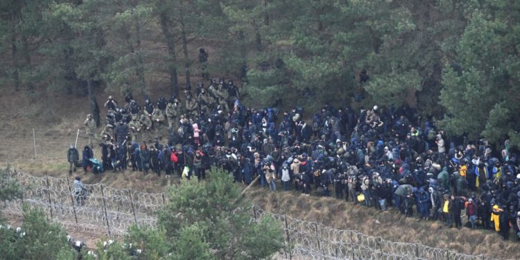 Λευκορωσία: Δεκάδες πρόσφυγες πέρασαν από τον «Έβρο» της Πολωνίας – Απόπειρα αποσταθεροποίησης της ΕΕ με «εγκέφαλο» τον Πούτιν «βλέπει» η Βαρσοβία
