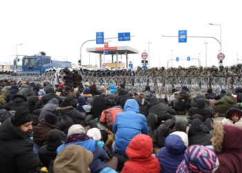 Πολωνία: Μετανάστες συγκεντρώνονται σε φυλάκιο στα σύνορα με τη Λευκορωσία [pics, vid]