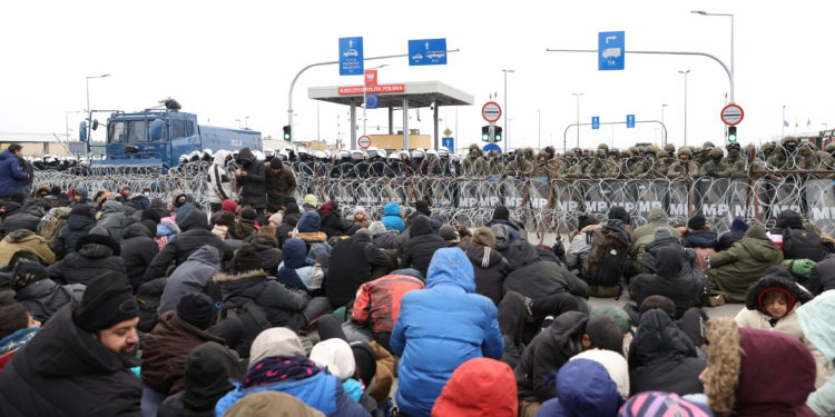 Πολωνία: Μετανάστες συγκεντρώνονται σε φυλάκιο στα σύνορα με τη Λευκορωσία [pics, vid]