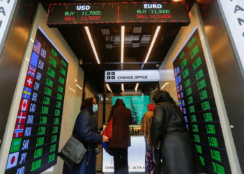 Τουρκία: Αντιμέτωπη με την «τέλεια νομισματική καταιγίδα» ελέω Ερντογάν – Εξανεμίζονται οι μισθοί