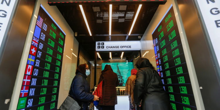 Τουρκία: Αντιμέτωπη με την «τέλεια νομισματική καταιγίδα» ελέω Ερντογάν – Εξανεμίζονται οι μισθοί