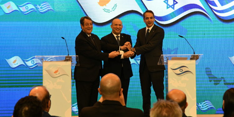 Τριμερής συνάντηση