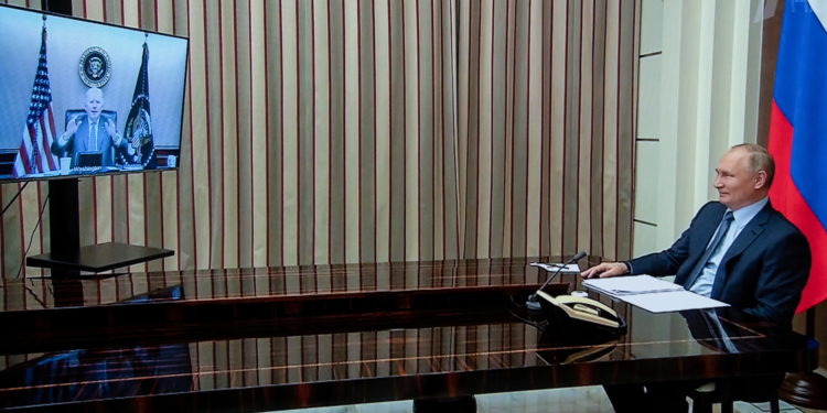 Ολοκληρώθηκε η τηλεδιάσκεψη Μπάιντεν και Πούτιν – Τι συζήτησαν οι δύο ηγέτες