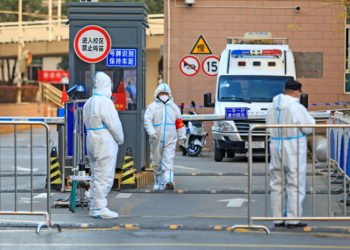 Κίνα: Αυστηρό lockdown στη Σιάν – Ψεκάζουν ακόμη και τους δρόμους – Εντυπωσιακές εικόνες