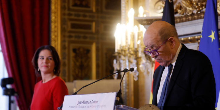 Αναλένα Μπέρμποκ: «Πίνει νερό» στο όνομα της συνεργασίας με τη Γαλλία η νέα Γερμανίδα ΥΠΕΞ