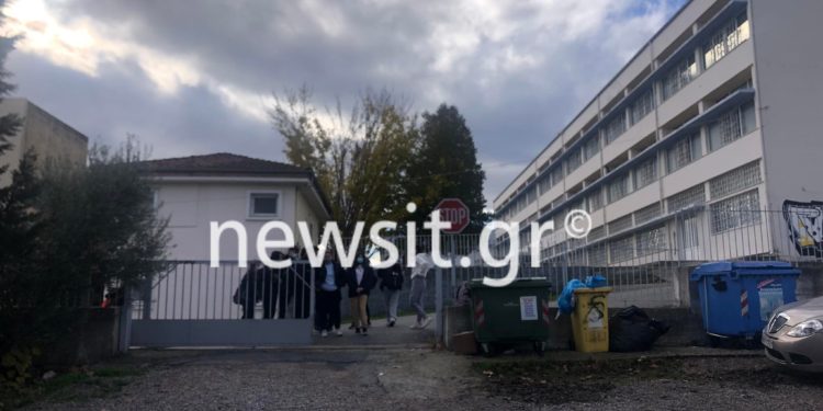 Προφυλακισμένοι παραμένουν οι αυτοαποκαλούμενοι «Θεματοφύλακες του Συντάγματος» που «συνέλαβαν» διευθυντή Γυμνασίου