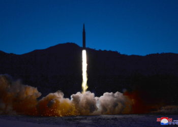 Κιμ Γιόνγκ Ουν: Επιθεώρησε την εκτόξευση του νέου υπερηχητικού πυραύλου [pics]