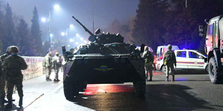 Καζακστάν: Συγκρούσεις στρατού και διαδηλωτών στην πρωτεύουσα – Ακούγονται πυροβολισμοί [pics, vid]