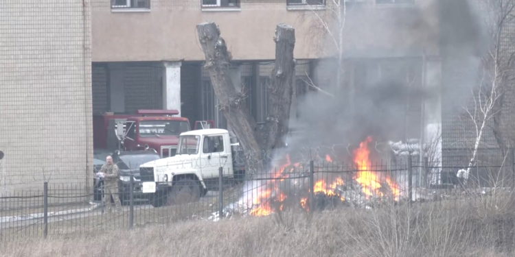 Εισβολή στην Ουκρανία: Καπνοί στο κτίριο του Υπουργείου Άμυνας [pics,vids]