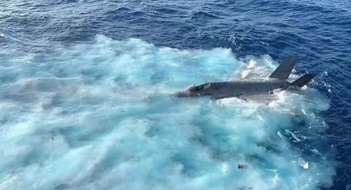 Συντριβή F-35C: Νέο βίντεο δείχνει καρέ καρέ την αποτυχημένη προσνήωση στο USS Carl Vinson [vids]