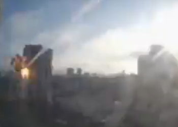 Κίεβο: Η στιγμή που ρωσικός πύραυλος χτυπά συγκρότημα κατοικιών – Συγκλονιστικές εικόνες