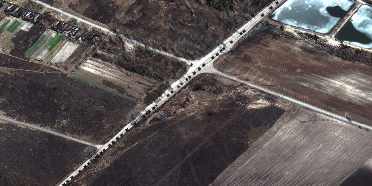 Εισβολή στην Ουκρανία: Γιγαντιαία ρωσική στρατιωτική οχηματοπομπή βόρεια του Κιέβου