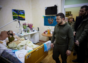 Ουκρανία: Ο Ζελένσκι δίπλα στους τραυματισμένους στρατιώτες σε νοσοκομείο του Κιέβου [pics, vid]