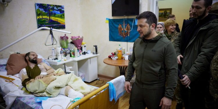 Ουκρανία: Ο Ζελένσκι δίπλα στους τραυματισμένους στρατιώτες σε νοσοκομείο του Κιέβου [pics, vid]