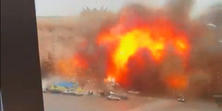 Πόλεμος στην Ουκρανία: Ανελέητοι βομβαρδισμοί σε Χάρκοβο και Κίεβο – Πληροφορίες για νεκρούς – Εικόνες που κόβουν την ανάσα [vids]