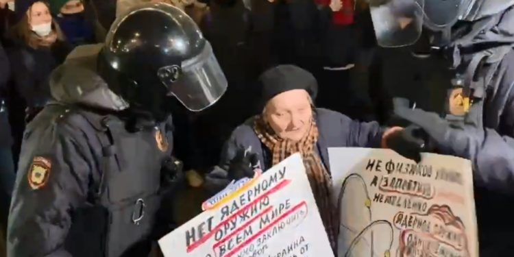 Ρωσία - σύλληψη ηλικιωμένης