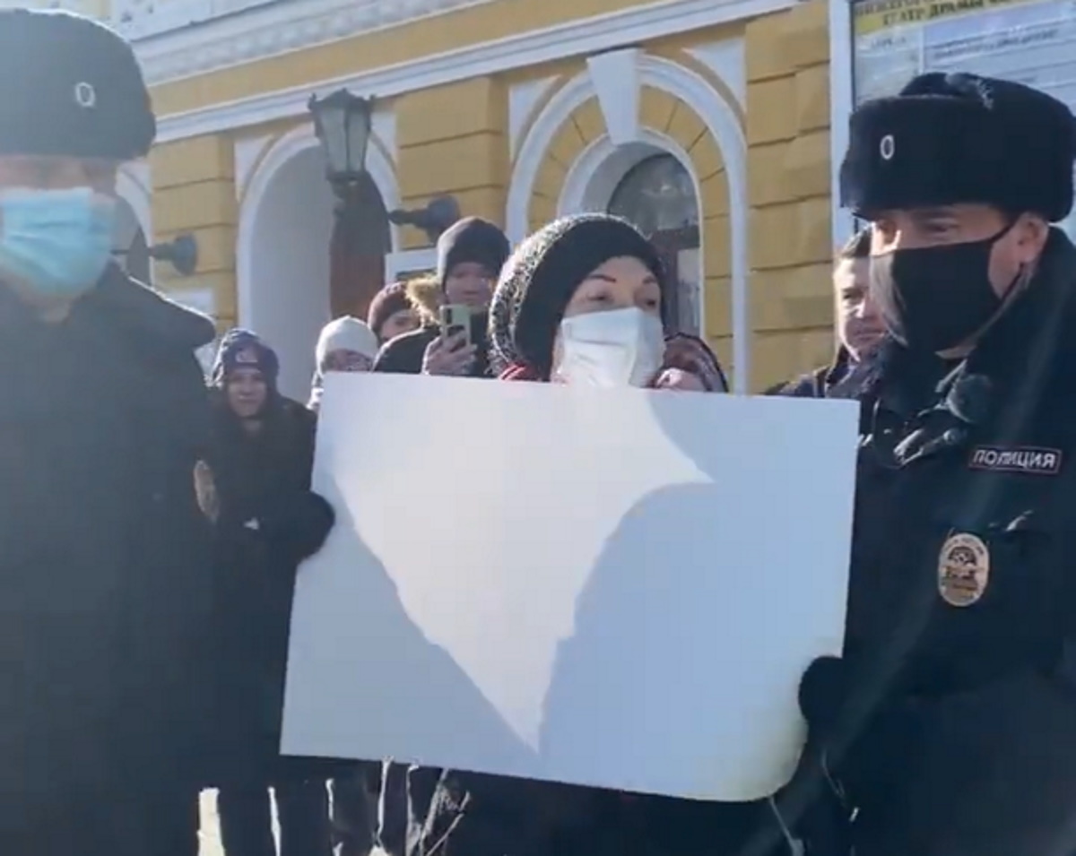 Отрубило свет. Митинг в Москве. Полиция арестовала девочек. Митинг с пустым плакатом. Пикет на красной площади.
