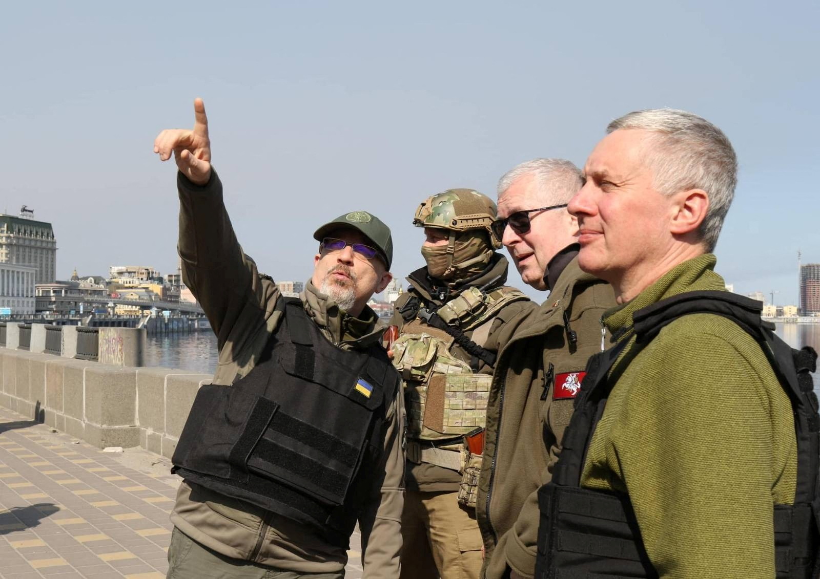 Ο υπουργός Άμυνας της Λιθουανίας με τον Ουκρανό ομόλογό του, κατά την διάρκεια επίσκεψής του στο Κίεβο.
