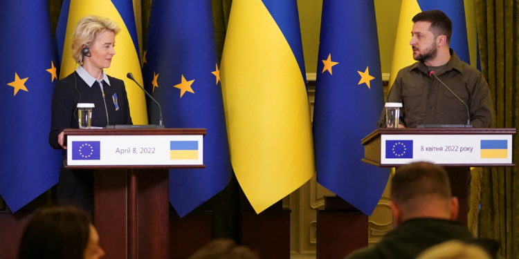 Ζελένσκι: «Ευχαριστούμε για τις κυρώσεις, αλλά δεν είναι αρκετές» – Η συνάντηση με την Πρόεδρο της Κομισιόν στο Κίεβο