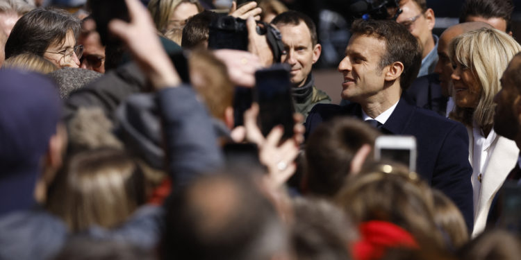 Μακρόν VS Λεπέν: Αμφίρροπη μάχη στον β’ γύρο της 24ης Απριλίου