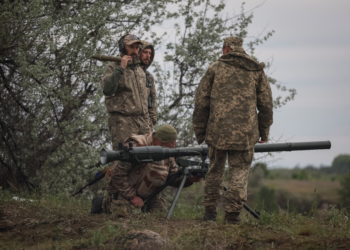 Κουλέμπα: Περισσότερα όπλα είναι καθ’ οδόν προς την Ουκρανία – Η συνάντηση με τον αμερικανό ΥΠΕΞ