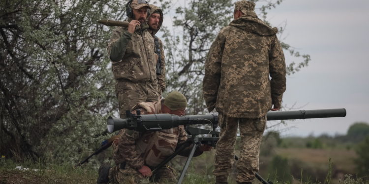 Κουλέμπα: Περισσότερα όπλα είναι καθ’ οδόν προς την Ουκρανία – Η συνάντηση με τον αμερικανό ΥΠΕΞ