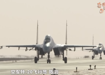 J-20: Κινέζος πιλότος αποκαλύπτει πως γίνεται η μετάβαση από τα J-10 στα μαχητικά πέμπτης γενιάς